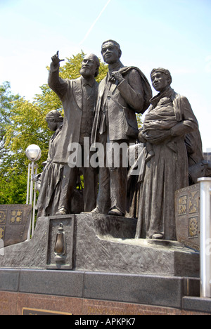 Downtown Detroit Michigan come vista da Hart Plaza che simboleggiano il Michigan manodopera s Legacy elevarsi al di sopra del punto di riferimento Foto Stock