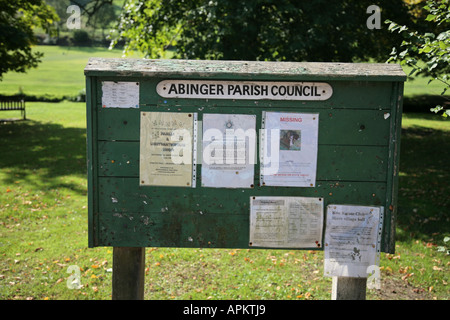 Consiglio parrocchiale bacheca in Surrey Village Foto Stock