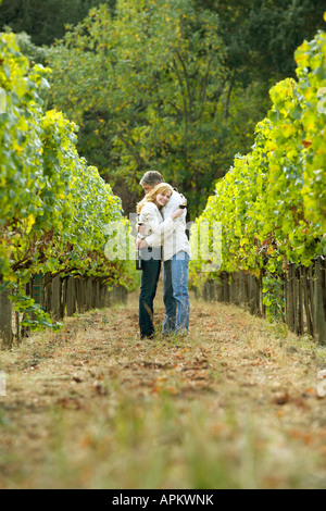 Giovane costeggiata in vigneto, Napa Valley, California, Stati Uniti d'America Foto Stock