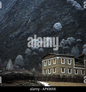 Tibetano casa agricola nella regione del Kham, Cina Sichuan, Osttibet, Kangding Foto Stock