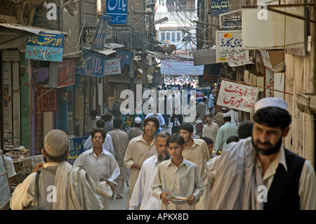 Scena di strada nella città di Peshawar, Pakistan Foto Stock