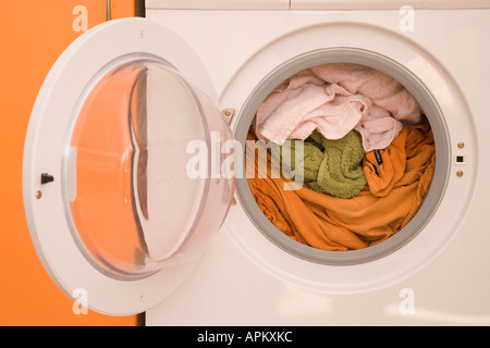 Macchina di lavaggio pieno di roba da lavare Foto Stock