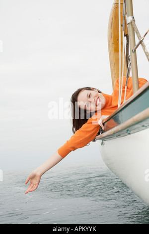 Giovane donna appoggiata sul lato (verticale). Foto Stock