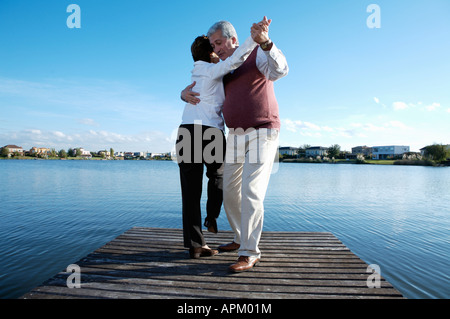 Coppia senior ballando sul ponte Foto Stock