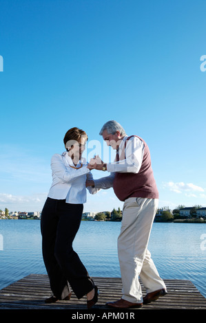 Coppia senior ballando sul ponte Foto Stock