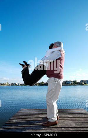 Coppia senior ballando sul ponte Foto Stock