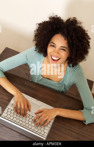 Giovane donna utilizzando computer notebook Foto Stock