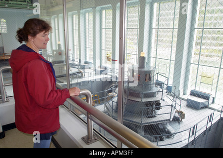 Donna in giacca rossa che si affaccia sulla gola di Dam Powerhouse Newhalem Whatcom County Washington STATI UNITI D'AMERICA Foto Stock