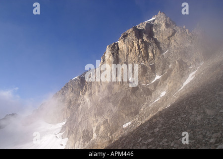 Medio Teton avvolta nella nebbia come visto dal Grand Teton sella inferiore il Parco Nazionale del Grand Teton Teton County Wyoming USA Foto Stock