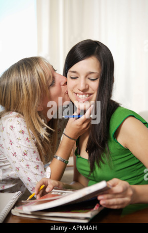 Studente ragazza baciare amico Foto Stock