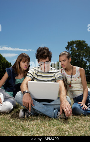 Tre adolescenti con i notebook Foto Stock