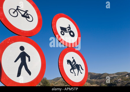 Segni di traffico in ingresso in autostrada in Spagna vieta l'accesso a biciclette farm machinery pedoni e cavalieri Foto Stock