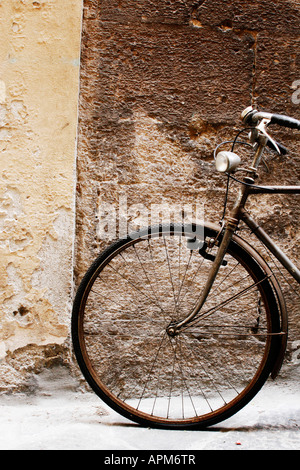 Bicicletta contro una parete Foto Stock