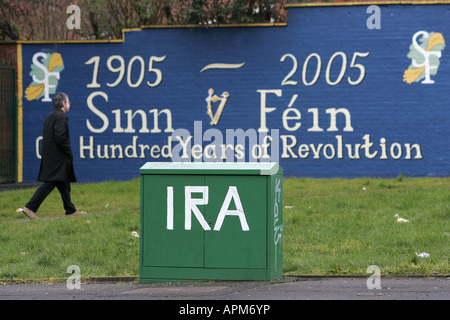 Una serie di murales repubblicani irlandesi sui muri di strada intorno a Belfast ovest, Irlanda del Nord. Foto Stock