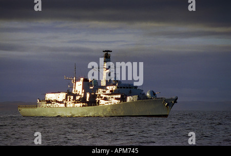 Il tipo 23 fregata HMS Grafton durante gli esercizi al largo della costa occidentale della Scozia uno dei tre della classe che è stato venduto alla marina cilena Foto Stock