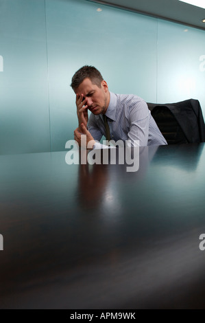 Sconvolto imprenditore nel suo ufficio Foto Stock