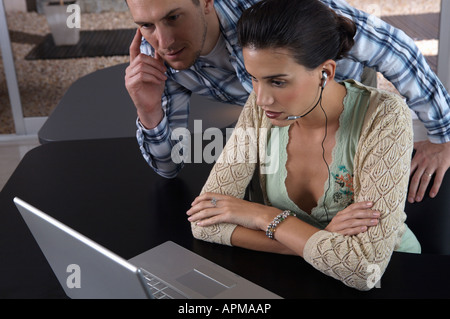 L uomo e la donna in ufficio Foto Stock