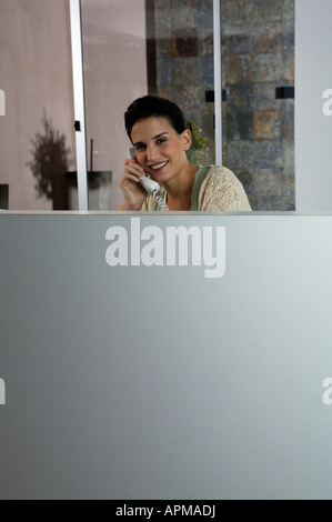 Donna che parla al telefono Foto Stock