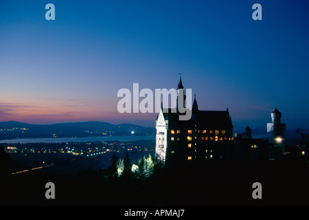 Fiabesco Castello di Neuschwanstein da notte in Germania Foto Stock