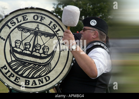 Isola di Islay Tartan plaid Bass batterista, con illustrato il tamburo a Pitlochry cultura scozzese presso l'Highland Games, Scotland Regno Unito Foto Stock