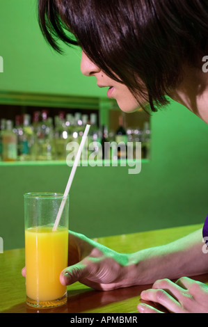 Donna di bere in un bar Foto Stock