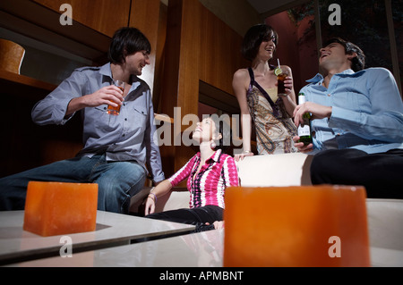 Un gruppo di persone in un bar Foto Stock