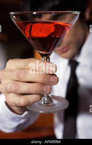 Bere mostrato alla telecamera in un bar Foto Stock