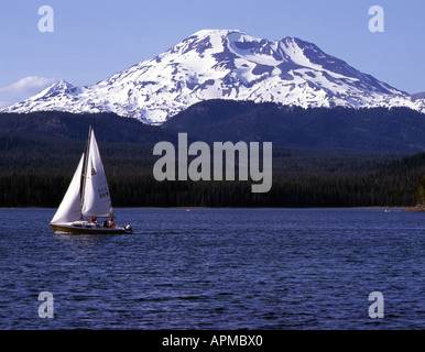 Barca a vela su Central Oregon Elk del lago con il Sud sorella in background. Foto Stock