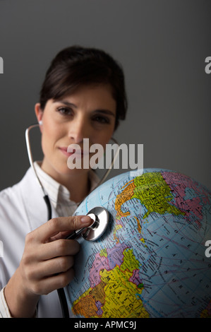 Donna medico cura il mondo Foto Stock