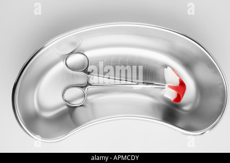 Medical forbici e macchiato di sangue in tampone piatto di rene Foto Stock