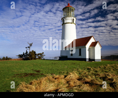 Bel mattino nuvole passare su Cape Blanco Faro sulla Oregon meridionale del litorale. Foto Stock