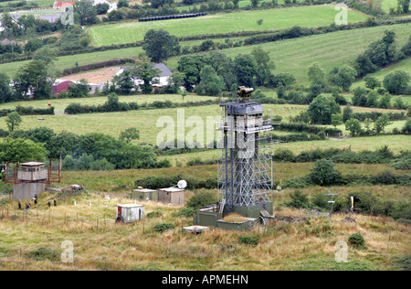 I membri dell'Esercito britannico Paratroop reggimento iniziano a rompere il British Army Watch tower nome in codice 'Golf Zero One' in South Armagh, Irlanda del Nord. Foto Stock