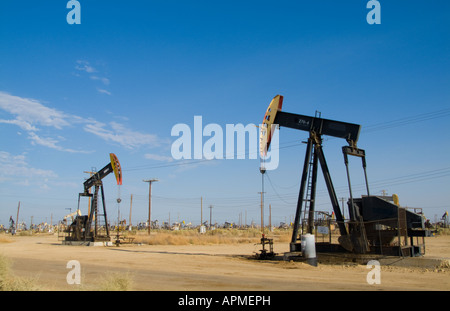 Molti impianti di trivellazione del petrolio nei giacimenti di Lost Hills vicino a Bakersfield California Foto Stock