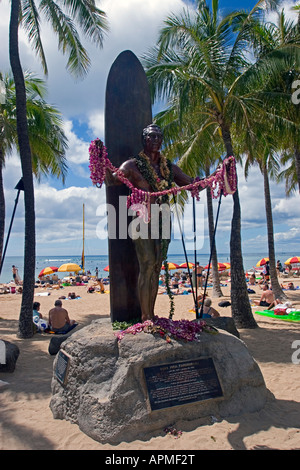 Surf fondatore statua Paoa Duke Kahanamoku sulla spiaggia di Waikiki Hawaii Honolulu STATI UNITI D'AMERICA Foto Stock
