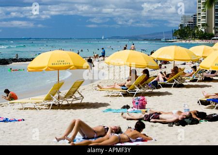 Giovani donne Hawaiiana sulla spiaggia di Waikiki, Honolulu Oahu
