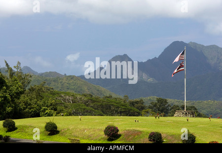 Americani e stato delle Hawaii bandiere volare a valle dei templi Memorial Park Cemetery east Oahu Hawaii USA Foto Stock