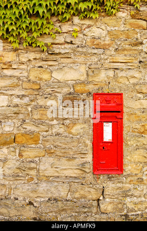 Postbox vittoriano in weathered Swaledale muro di pietra Foto Stock