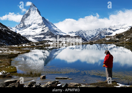 L'uomo riflettente e il Cervino riflesso nel Riffelsee Foto Stock