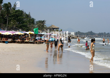 I visitatori in costumi godere di spiaggia di Hua Hin Tailandia Foto Stock