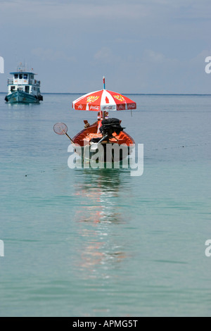 Ancorata tradizionale longtail boat con ombrellone ombrellone Ko Tao Thailandia Foto Stock
