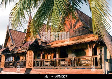 Alto il tono del padiglione di stile Tailandese camere su Hat Rin Nok Sunrise Beach Ko Pha Ngan Thailandia Foto Stock
