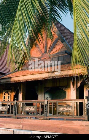 Alto il tono del padiglione di stile Tailandese camere su Hat Rin Nok Sunrise Beach Ko Pha Ngan Thailandia Foto Stock