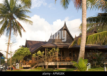 Alto il tono del padiglione di stile Tailandese camere su Hat Rin Nok Sunrise Beach Ko Pha Ngan Thailandia Foto Stock