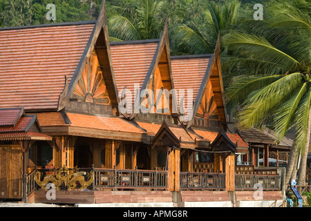 Nuovo tradizionale alto passo del tetto in stile Thai hotel camere su Hat Rin Nok Sunrise Beach Ko Pha Ngan Thailandia Foto Stock