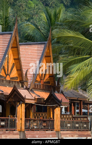 Nuovo tradizionale alto passo del tetto in stile Thai hotel camere su Hat Rin Nok Sunrise Beach Ko Pha Ngan Thailandia Foto Stock