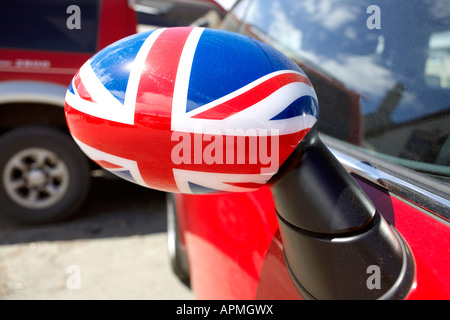 Union Jack specchio parafango Union Jack flag unione specchietto laterale su Mini Cooper in Inghilterra, Gran Bretagna, GB UK, patriottica patriottismo, Foto Stock