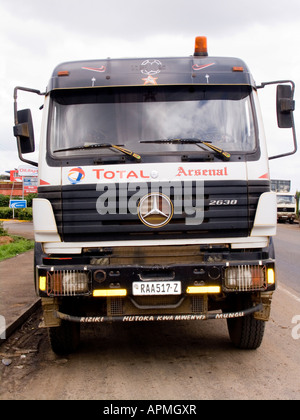 Parcheggiato autocarro con totale di benzina e Arsenal Football Club segni sulla strada principale del Kenya Foto Stock