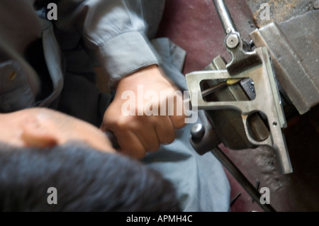 Gunmaker al lavoro in Darra Ismail Khan, nelle aree tribali in Pakistan occidentale Foto Stock