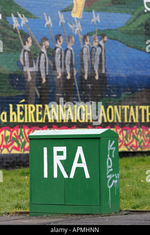 Una serie di murales repubblicani irlandesi sui muri di strada intorno a Belfast ovest, Irlanda del Nord. Foto Stock