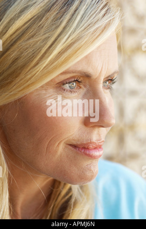 Donna matura con capelli biondi (verticale). Foto Stock